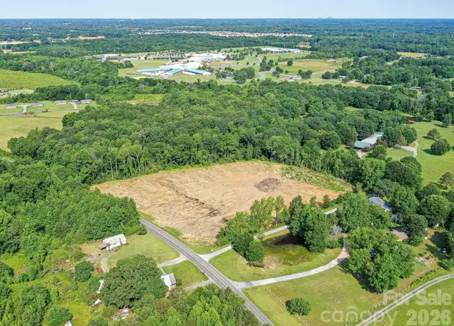 Terrenos de cultivo abiertos y campos verdes en Union County, NC